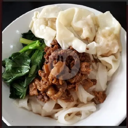 Kwetiau Rebus Pangsit Isi Ayam
